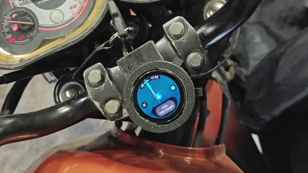 Eski akıllı saat motosiklet ekranına dönüştü